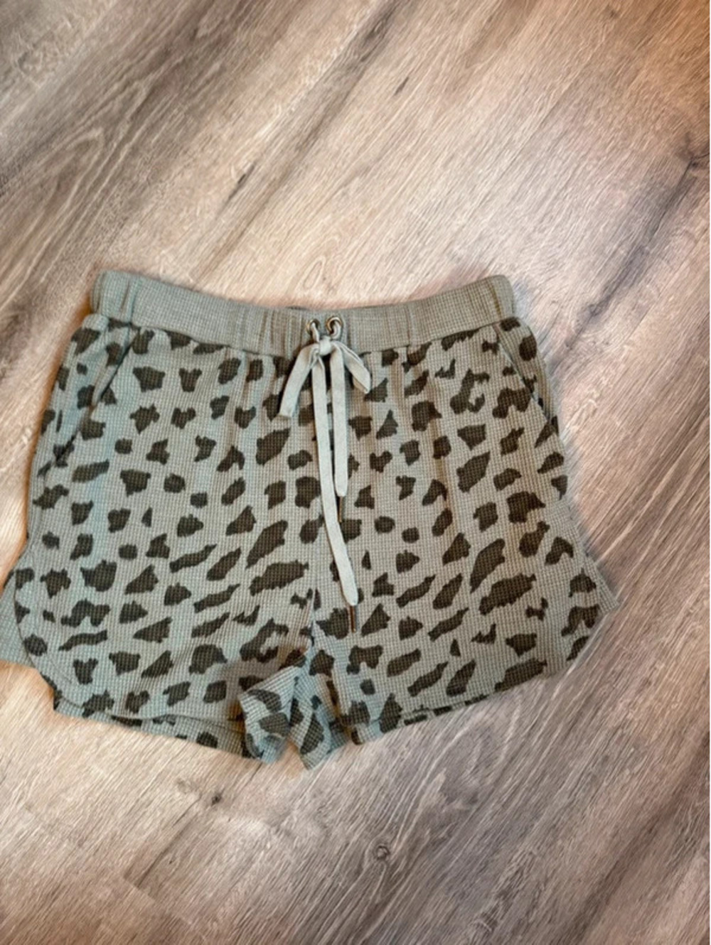 Doe & Rae Women's Small Waffle Knit Leopard Print Shorts